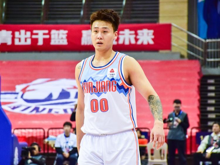 媒体人：北京队大概率配不平赵睿交易 得再拉一家进来才有希望